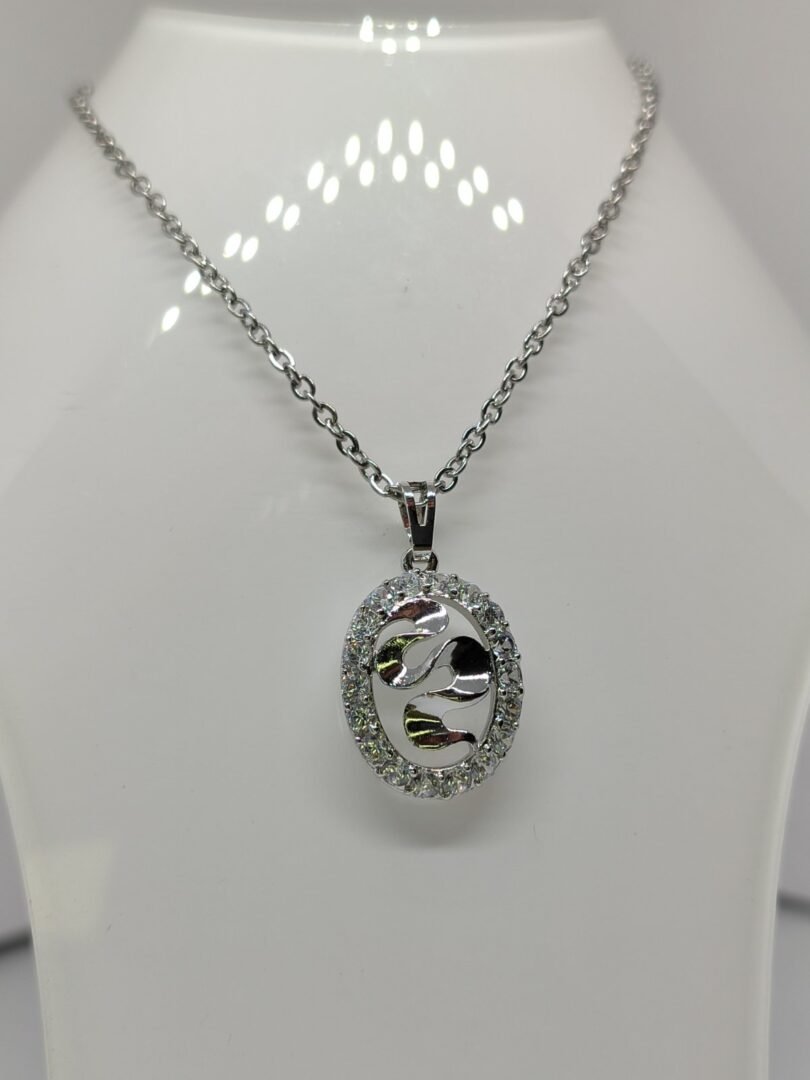 Qafore me varëse ovale, e flakëruar në argjend QVOX, e argjendtë